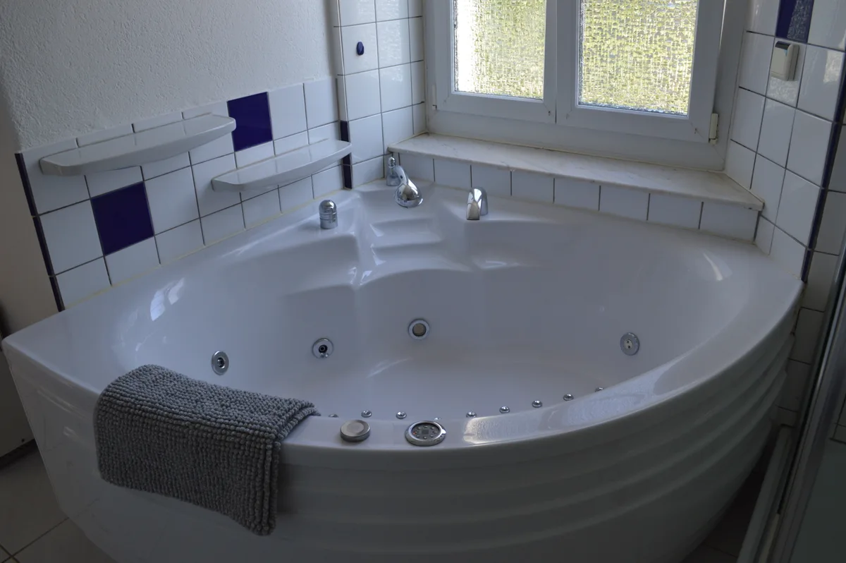 Ein Whirlpool in der Ecke eines Badezimmers.